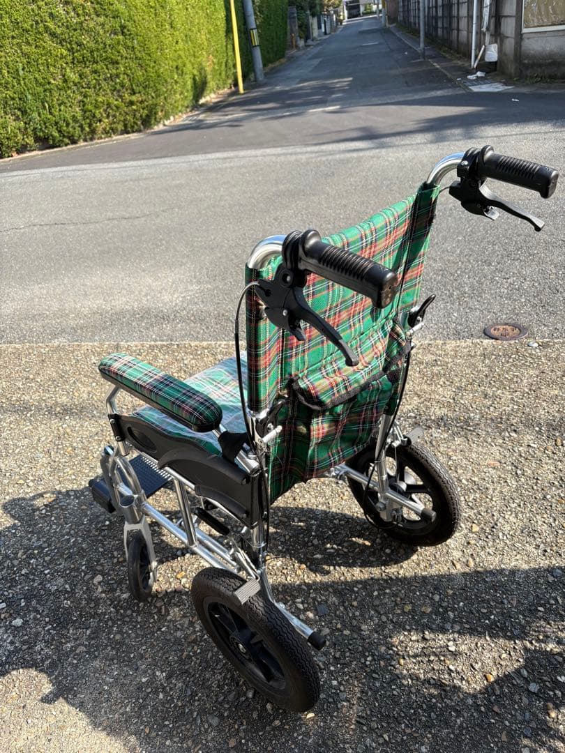 送料無料　KADOKURA　カドクラ　自走介助兼用車椅子　A103-AKG