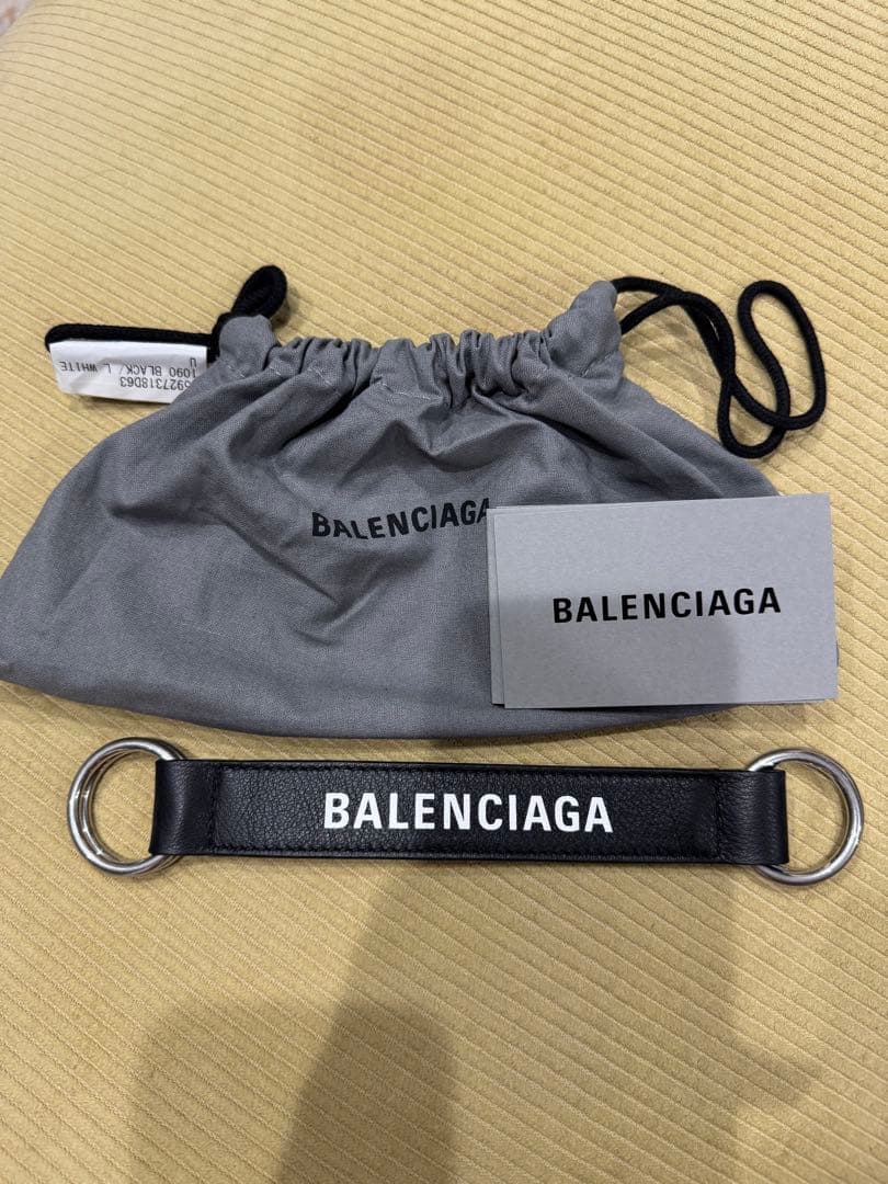 BALENCIAGA レザーキーホルダー ブラック 中古・古着通販】BALENCIAGA (バレンシアガ) ロゴプリントレザー