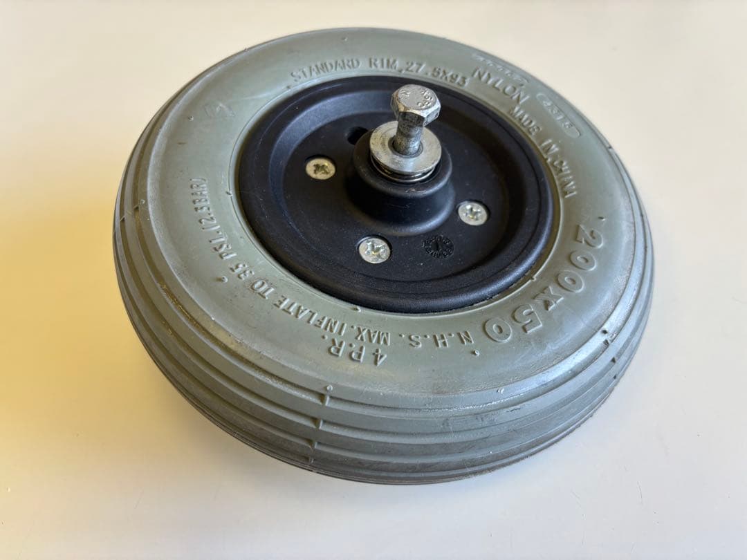 電動車椅子キャスタータイヤX2 200X50 未使用に近い中古 Invacare