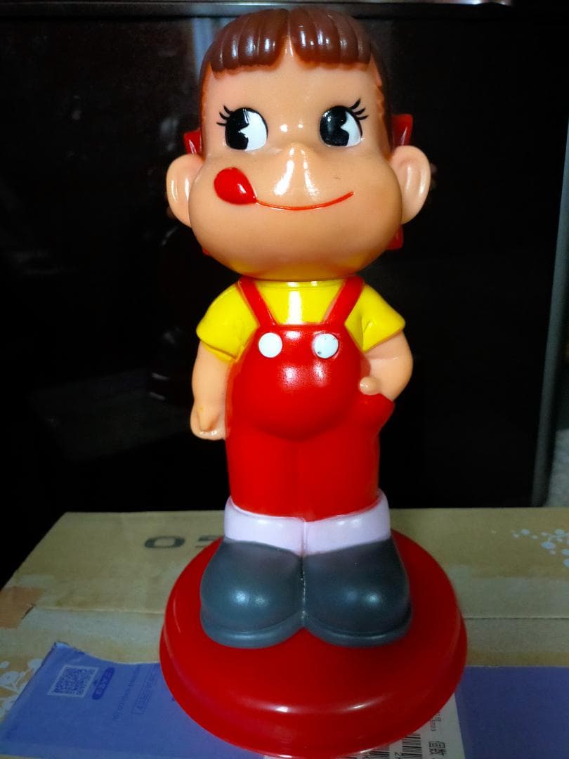 不二家　ペコちゃん貯金箱　人形　赤台