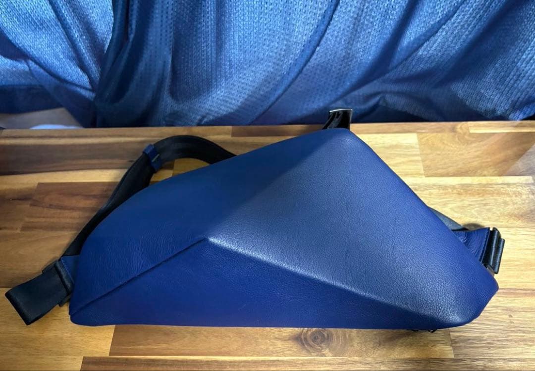 ⭐︎未使用⭐︎ GEMER 3Dフォルムレザーボディバッグ ネイビー Sサイズ