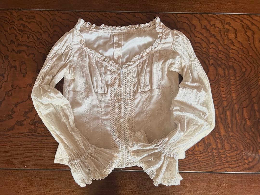 【mica】ソニアジョーンズ アイボリー ブラウス Sonia Johnes | フラメンコ衣装のソニア・ジョーンズ 公式ブランドサイト