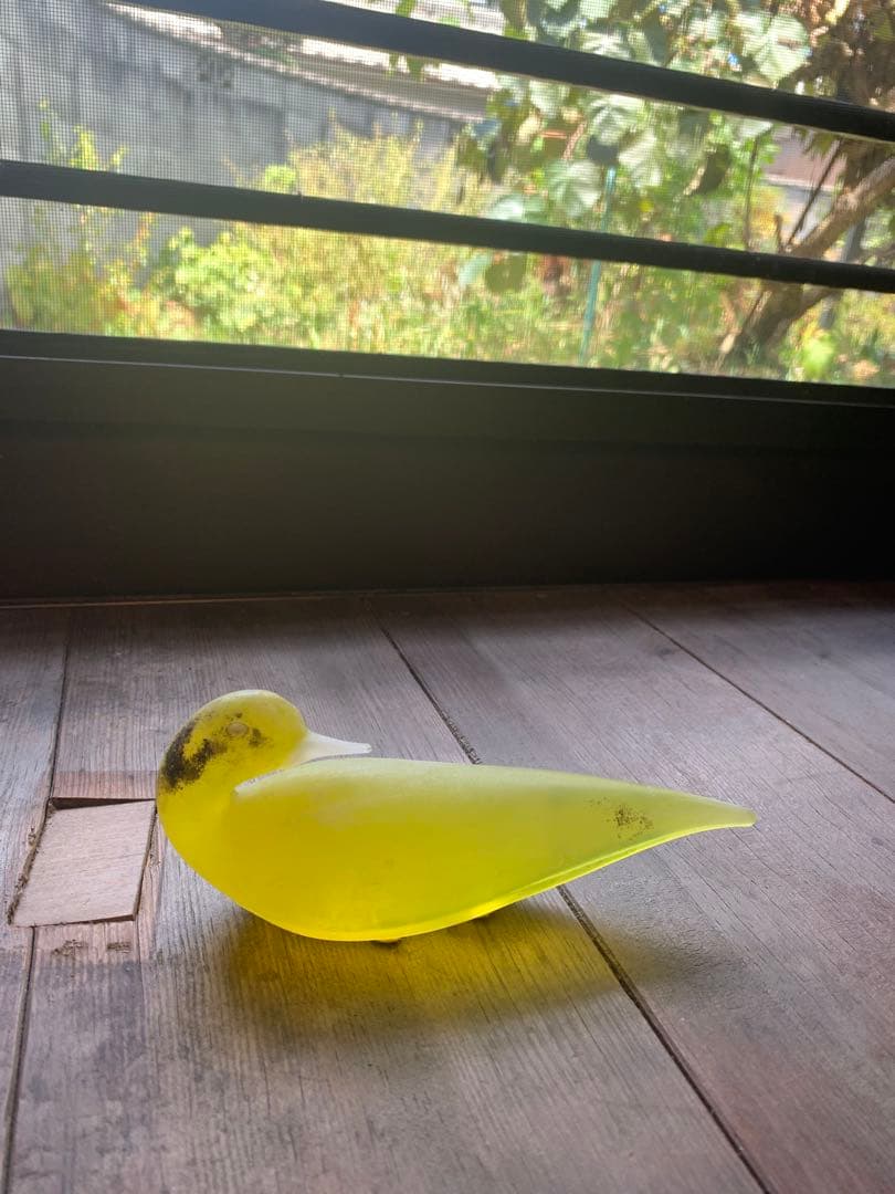 フランスの洗練　サイン入り・黄色ガラスの美しい鳥の置物