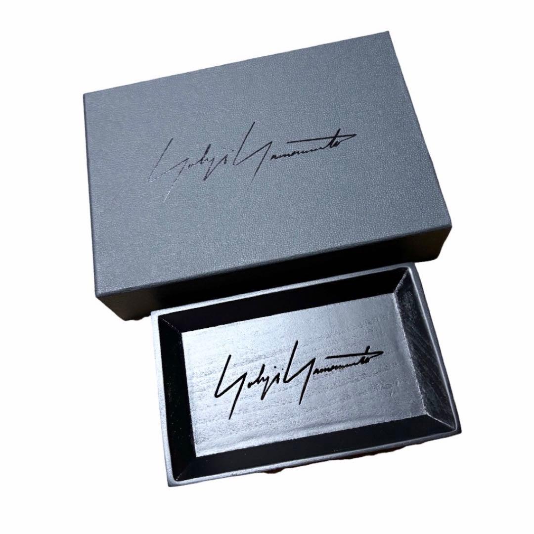 新品未使用品✨YOHJI YAMAMOTO ノベルティ 木製 アクセサリートレイ トレイ | ノベルティや記念品でSDGsに間伐材、木製グッズのWood+