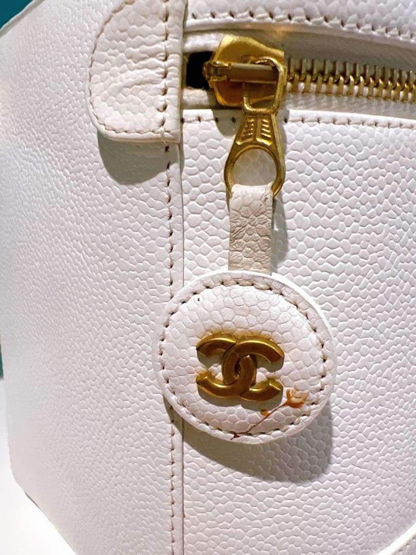 シャネルCHANELバニティバックキャビアスキン レア白【ハワイ直営店