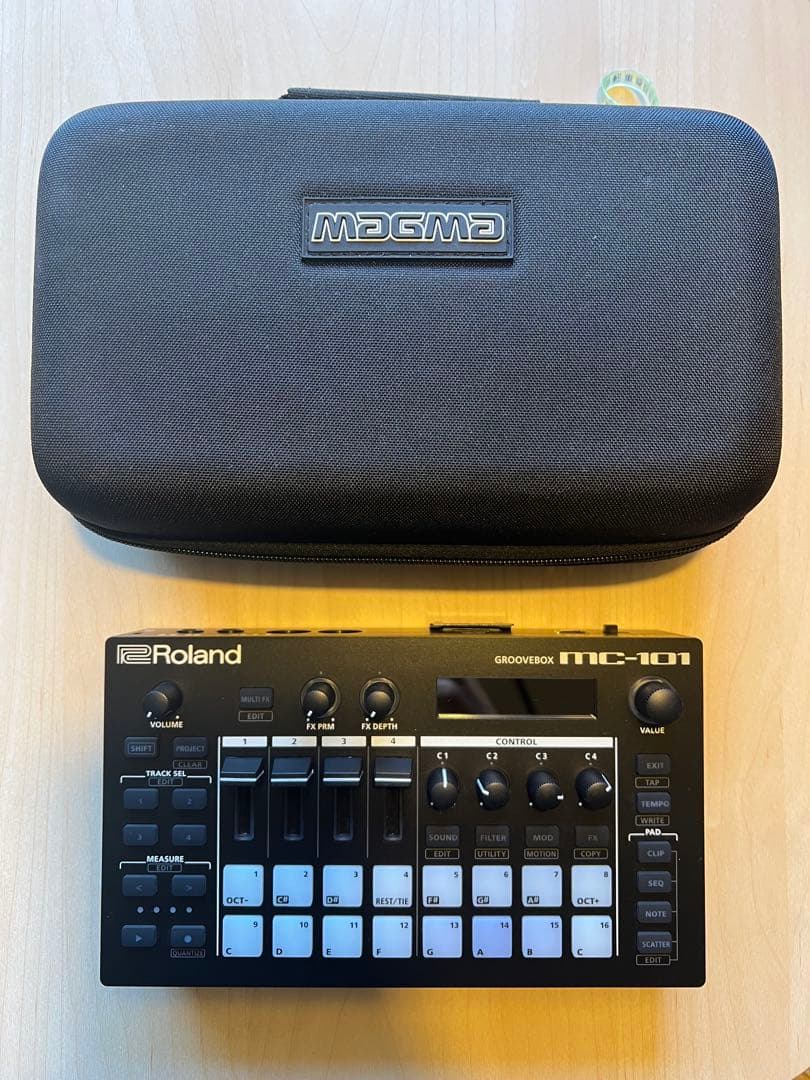Roland MC-101 グルーヴボックス - ケース付き