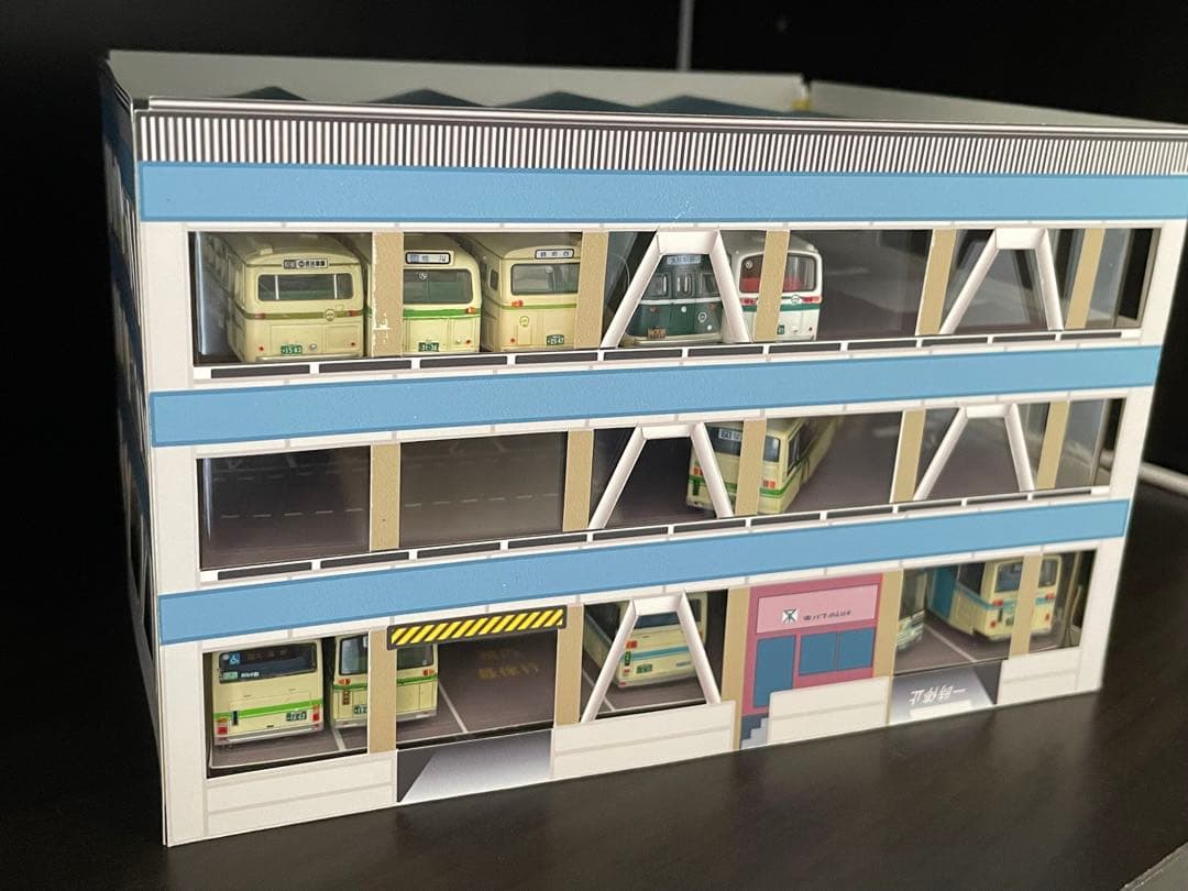 駐車場 展示台← Nguyen Thanh Ha さんお返事待ち