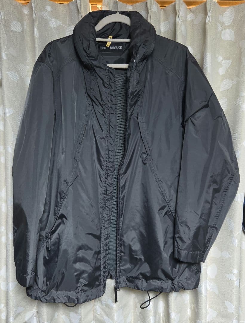 ISSEY MIYAKE グレー ナイロンジャケット Homme Plissé Issey Miyake Jacket with detachable hood | Men's