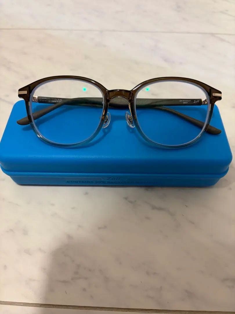 zoff メガネ　CLASSIC 調光レンズブルー Zoff、調光レンズにブルー/グリーンの新カラー登場。UV420レンズで