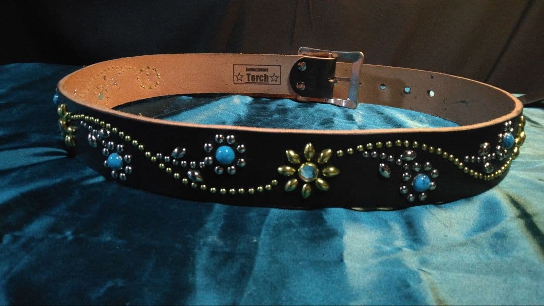 メルむ昭南ベンズレザーツタ＆フラワースタッズベルト　ニッケル＆ブラス