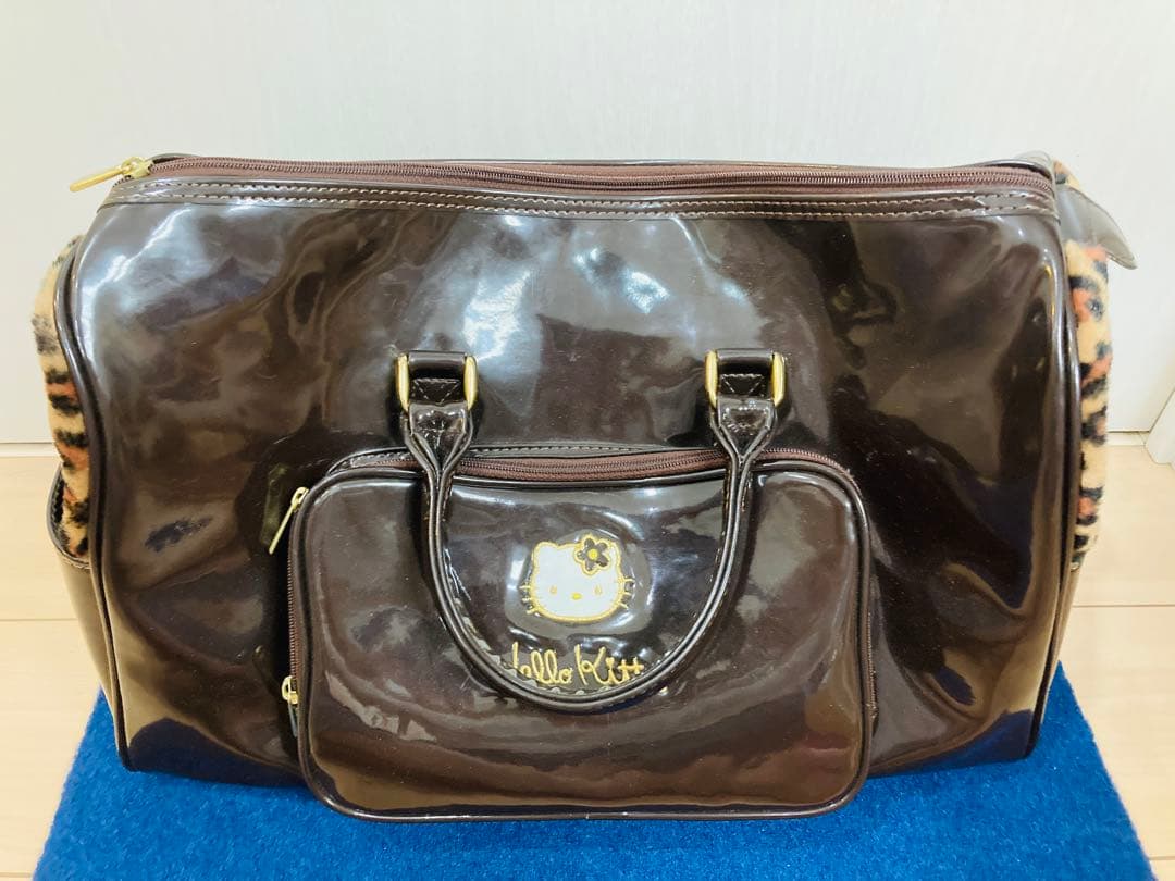 【楽一番】　ハローキティ　ヒョウ柄　ボストンバッグ　エナメル　カオハナ