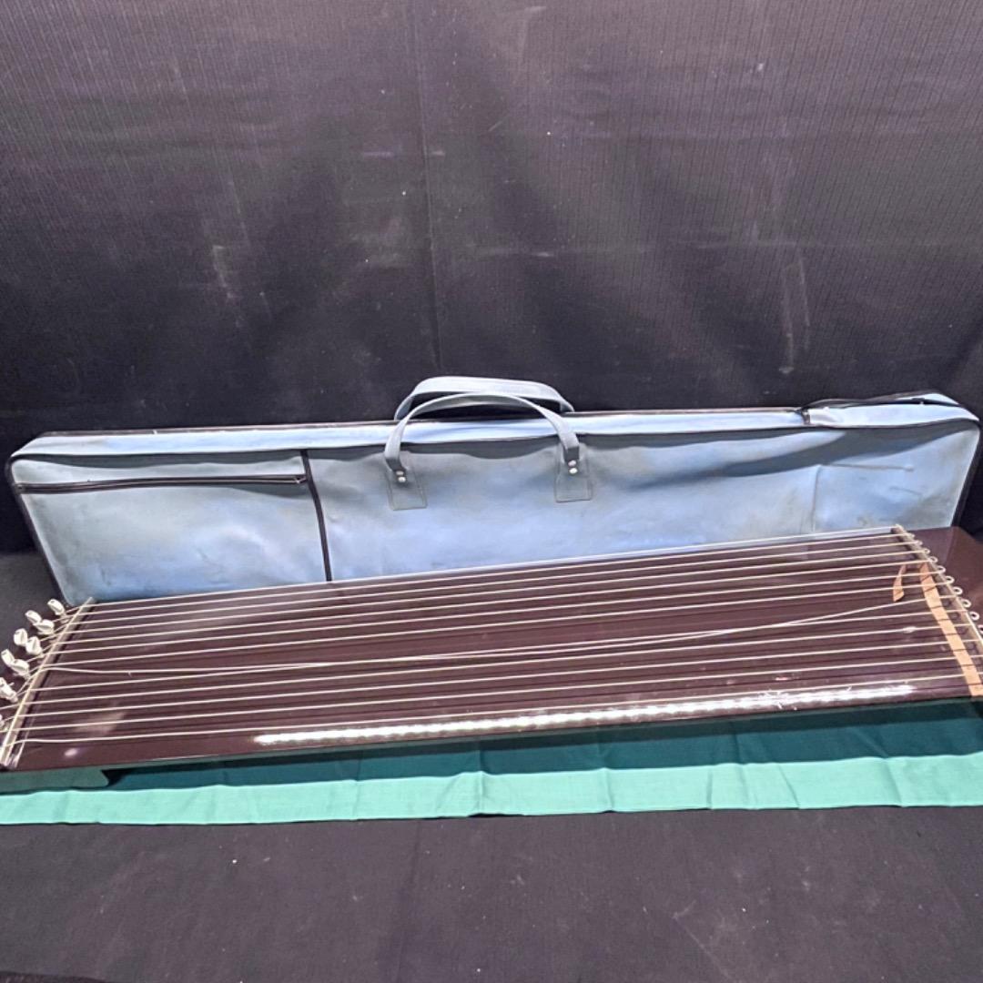 ▽Bi1052 日踊アカデミ 13弦 琴 ケース入り 敷物付き