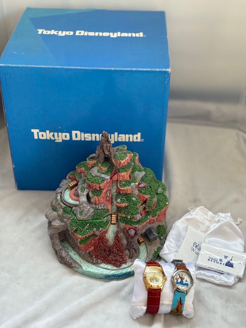 TDL 開園20周年記念 スプラッシュマウンテン 腕時計2本付 フィギュア レア スイスの腕時計ブランドTendence（テンデンス）から、飛び散ったインク