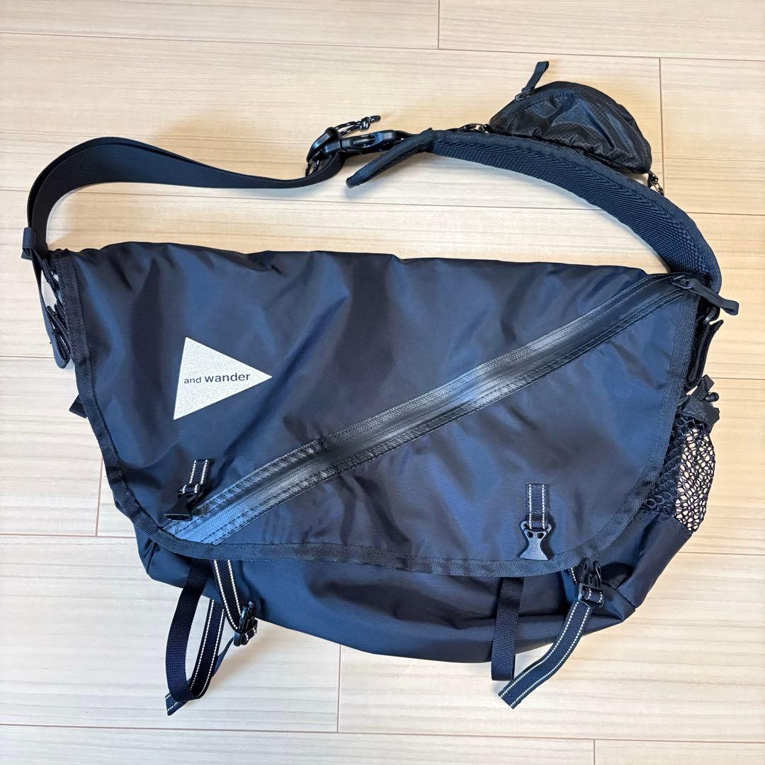【and wander】メッセンジャーバッグ　ブラック