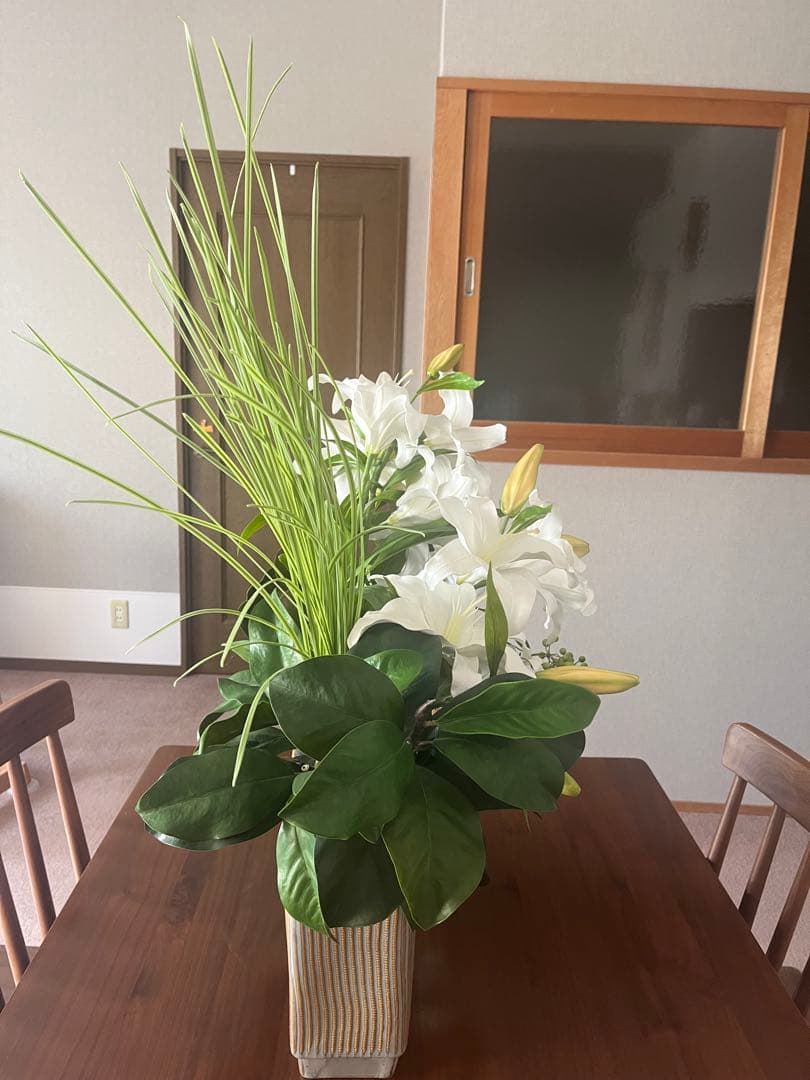 エミリオロバ ユリのフラワーアレンジメント