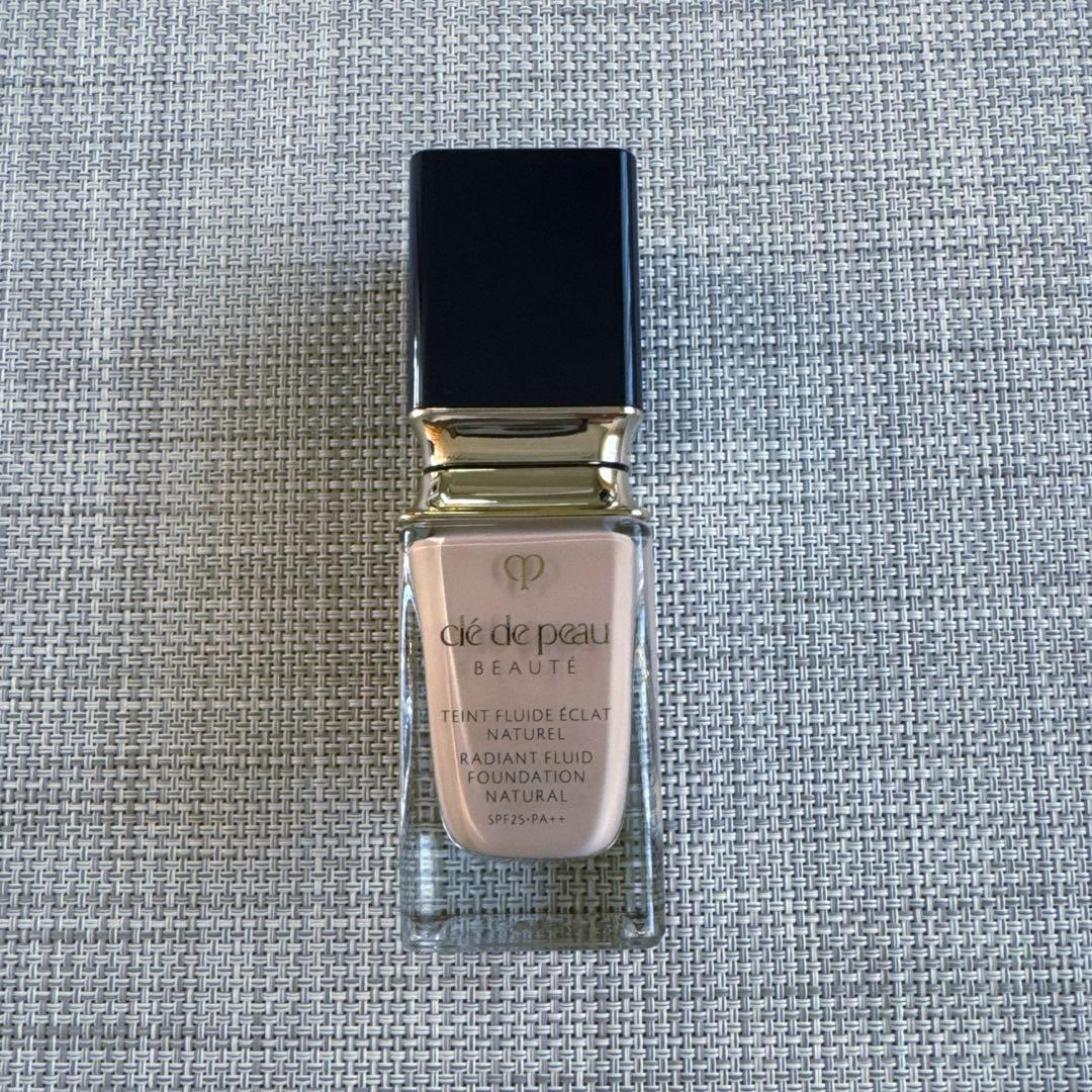 クレドポーボーテ　タンフリュイドエクラナチュレルオークル10 ファンデーション cpb4451_001.jpg