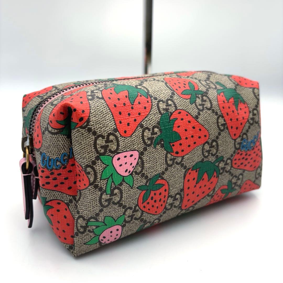 希少 GUCCI イチゴ柄ポーチ GGスプリーム ストロベリー 化粧ポーチ 小物 GUCCI（グッチ） GGスプリーム ストロベリー プリント ポーチ 苺柄