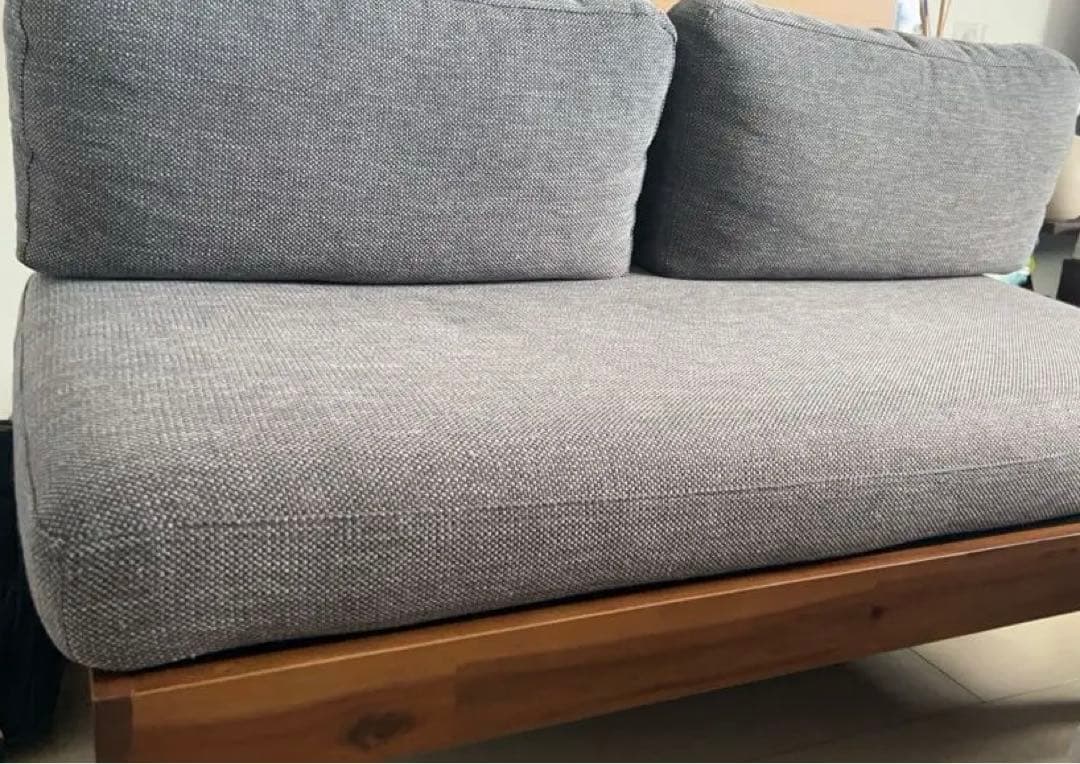 UNICO グレーの布製クッションソファ