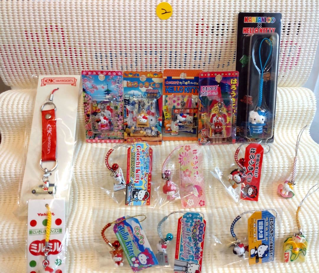 ②ご当地キティストラップ他