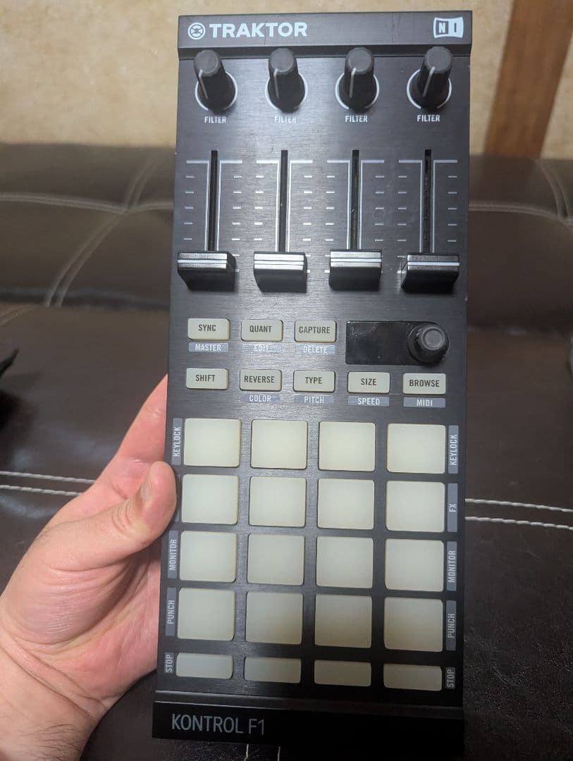 DTM・DAW Traktor KONTROL F1