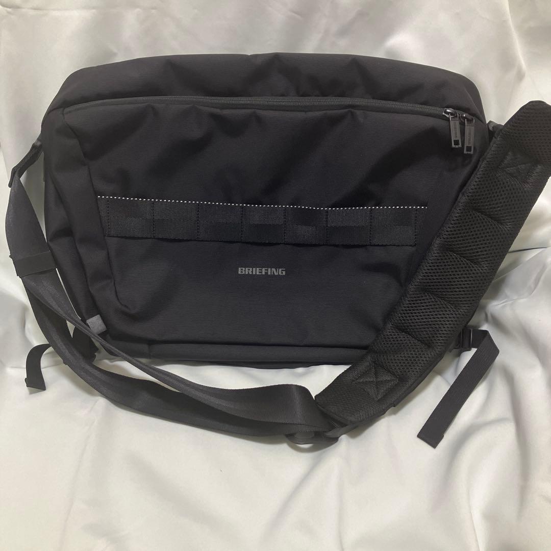 BRIEFING ブラック メッセンジャーバッグ　大型ノートパソコン収納可能