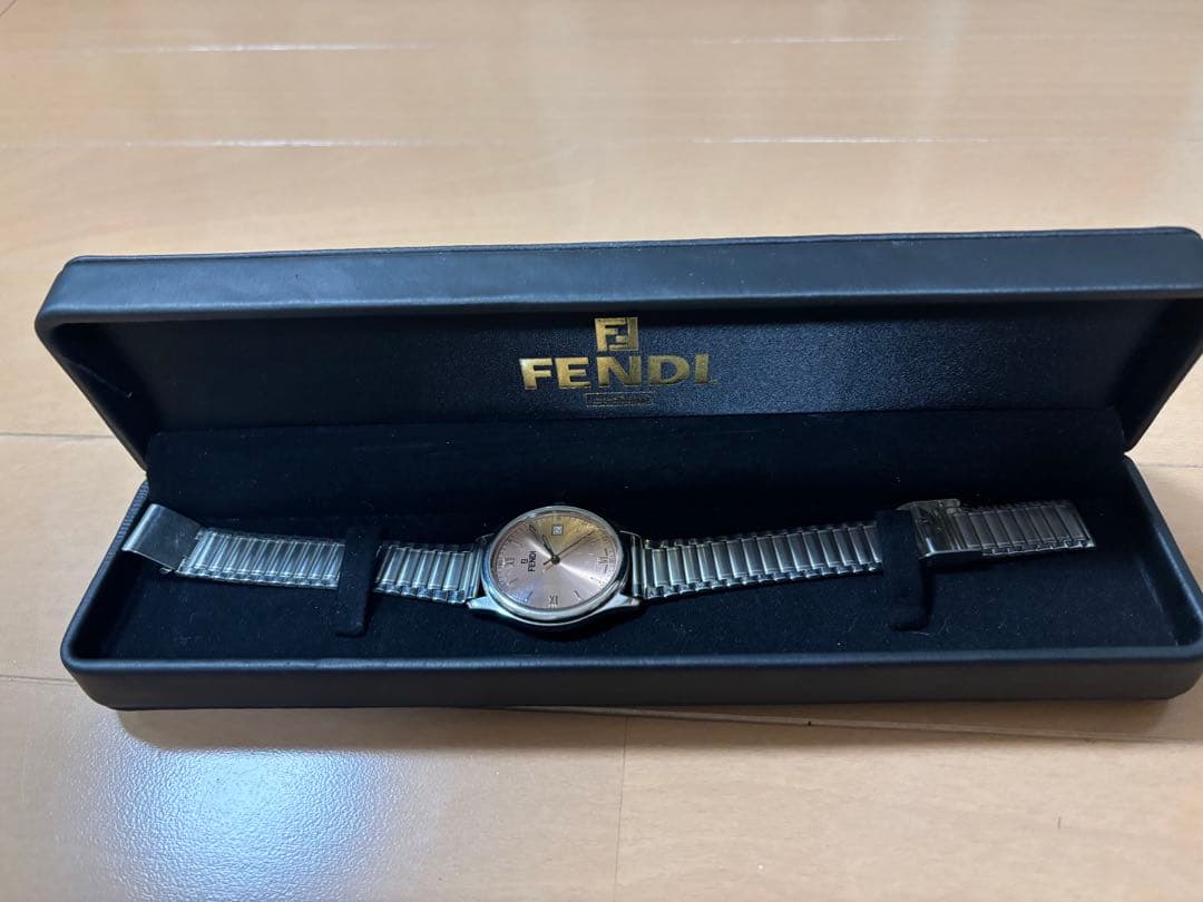 FENDI シルバー 時計箱付き - メルカリ