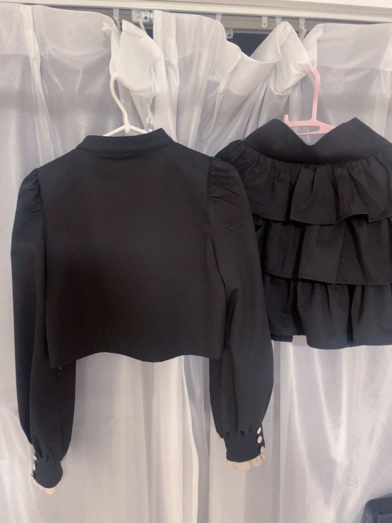 pium チョーカーベルトフリルトップス ティアードフリルミニスカート