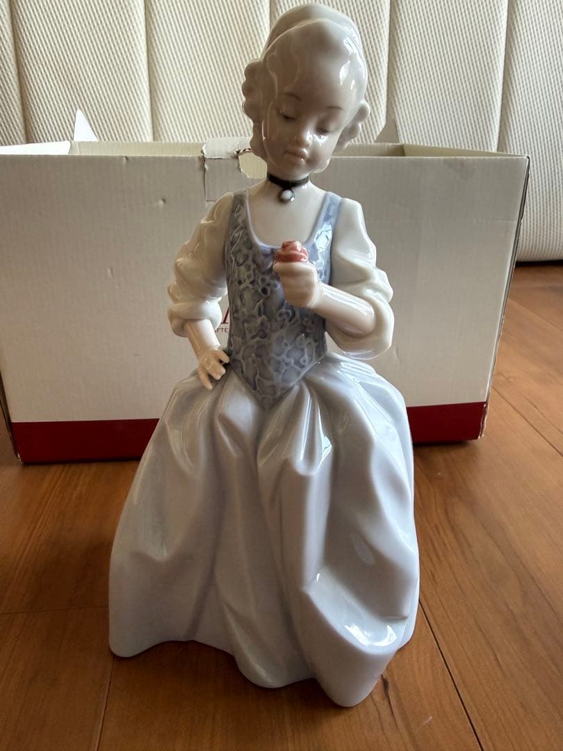 リヤドロ NAO ロココガール フラワー 人形　オブジェ 花を持つ少女