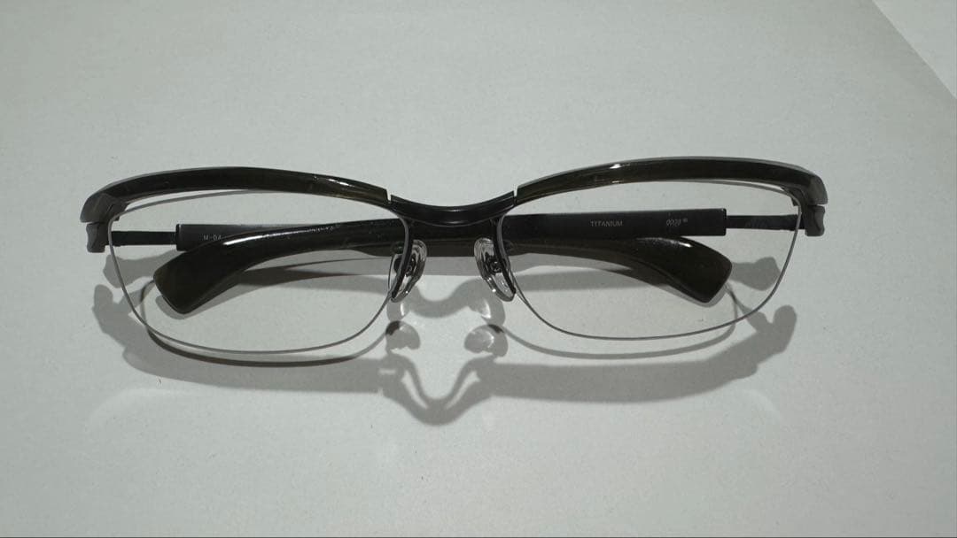 999.9 M-04 チタニウム -度なし調光グリーンレンズ