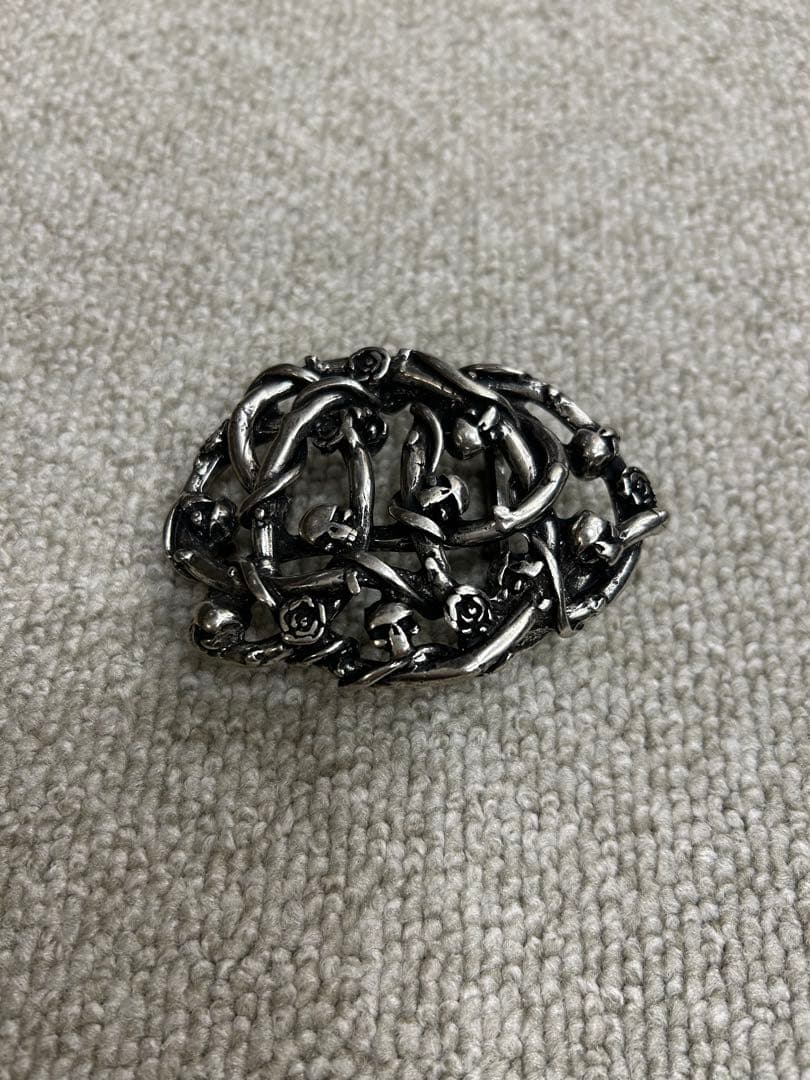 ELLIOT RHODESのベルトのバックル　スカルとバラ