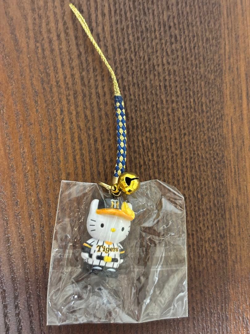 ご当地キティ ストラップ 大阪 阪神タイガース - メルカリ
