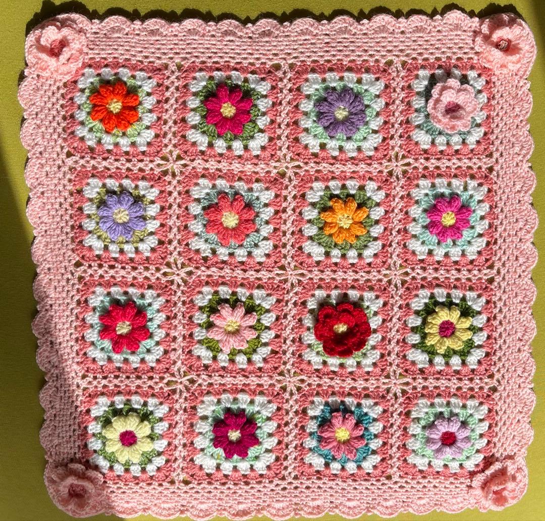 マルチカバーぷっくりお花のモチーフ編み グラニースクエア - メルカリ