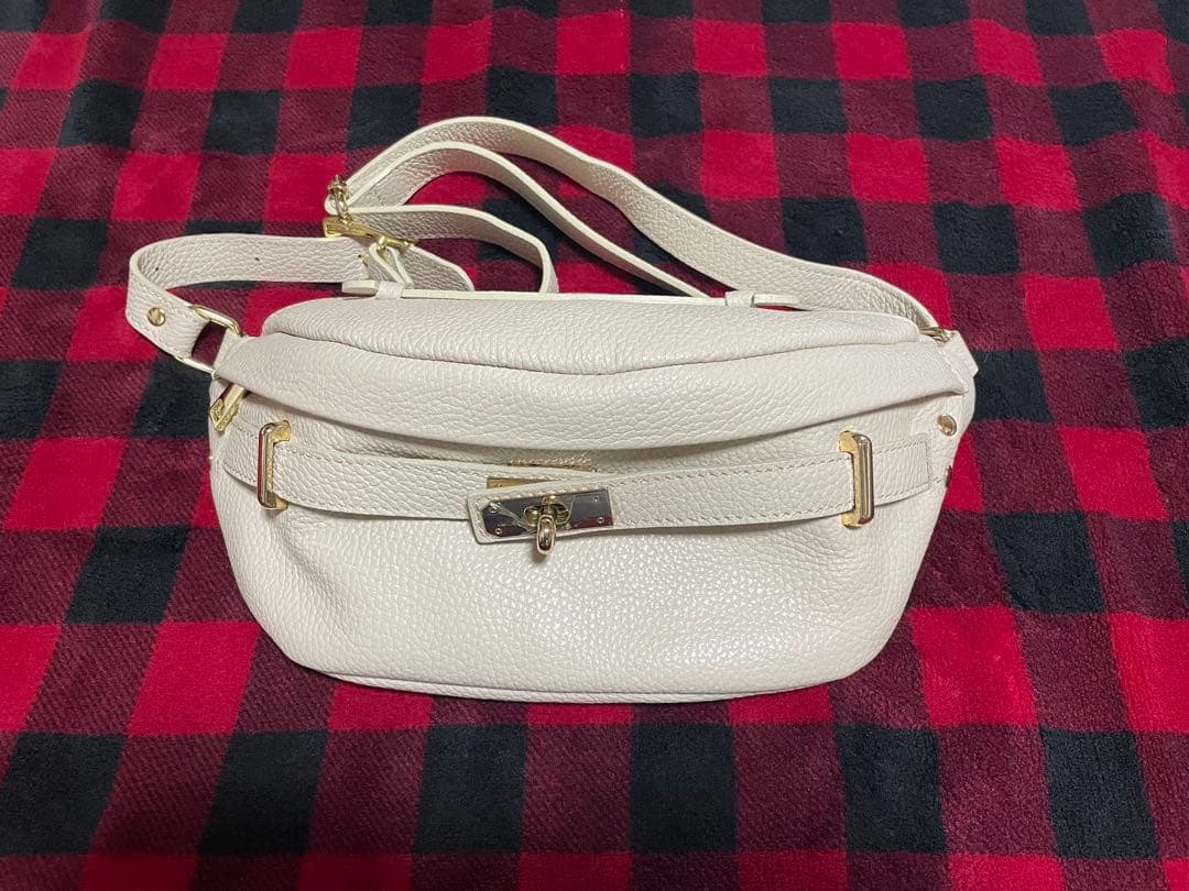 超美品！オウレンティ　レザーボディバッグ　アイボリー