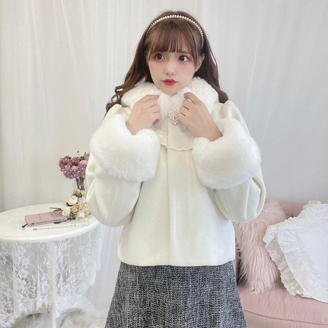 evelyn オリジナルビジューショートコート 白 - メルカリ