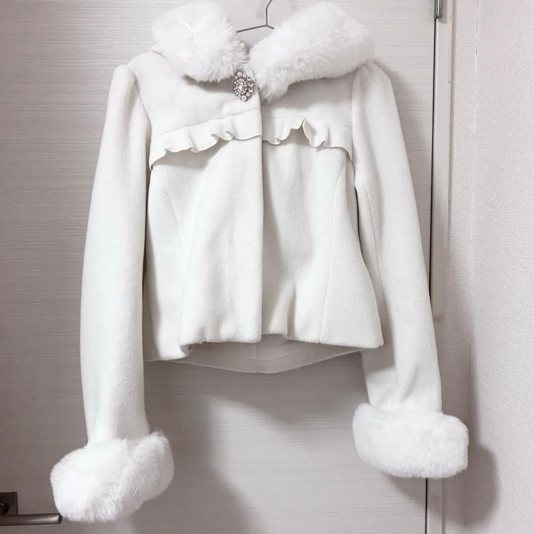 evelyn オリジナルビジューショートコート 白 - メルカリ