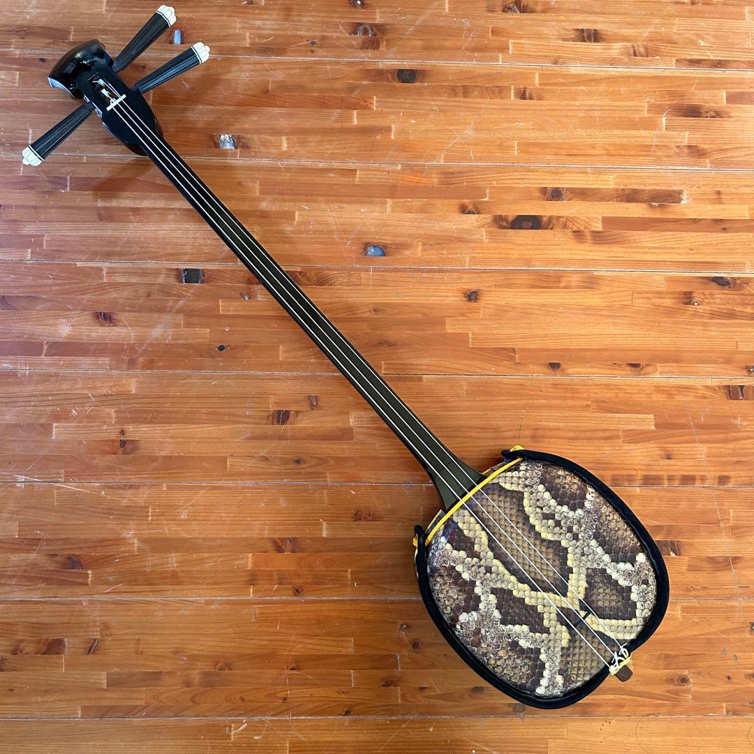 ◼️宮古島から①◼️本皮強化張り三線◼️黒檀◼️良音◼️サンプル音源あり◼️ハードケース付き 楽天市場】三線 本皮 本蛇皮強化張り：ブラック 真壁型 黒塗り