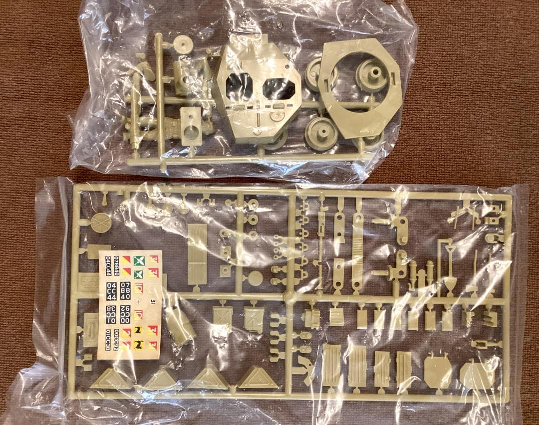 タミヤ 1/35 イギリス サラディン装甲車MkⅡ・ 25ポンド砲 小鹿 - メルカリ