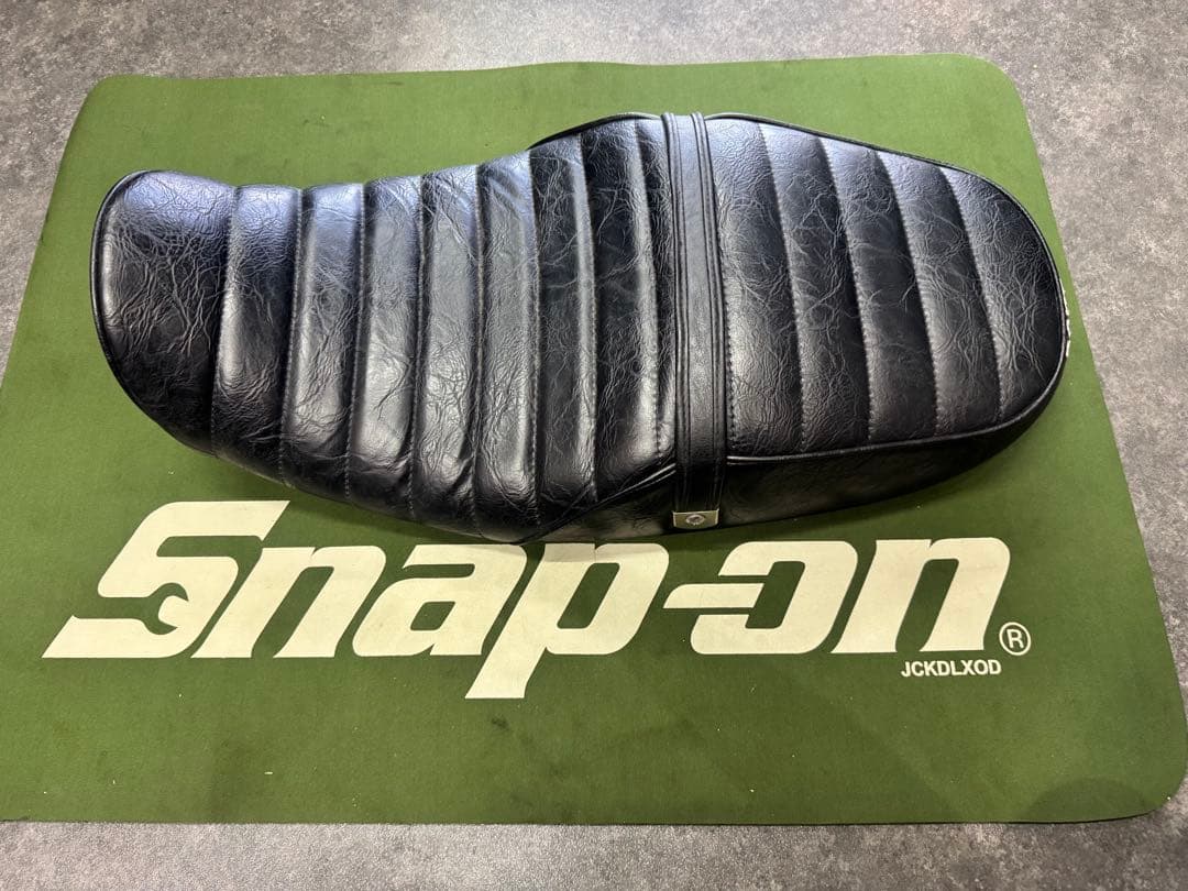 Z900RS 純正シート張り替えカスタムシート　タックロール