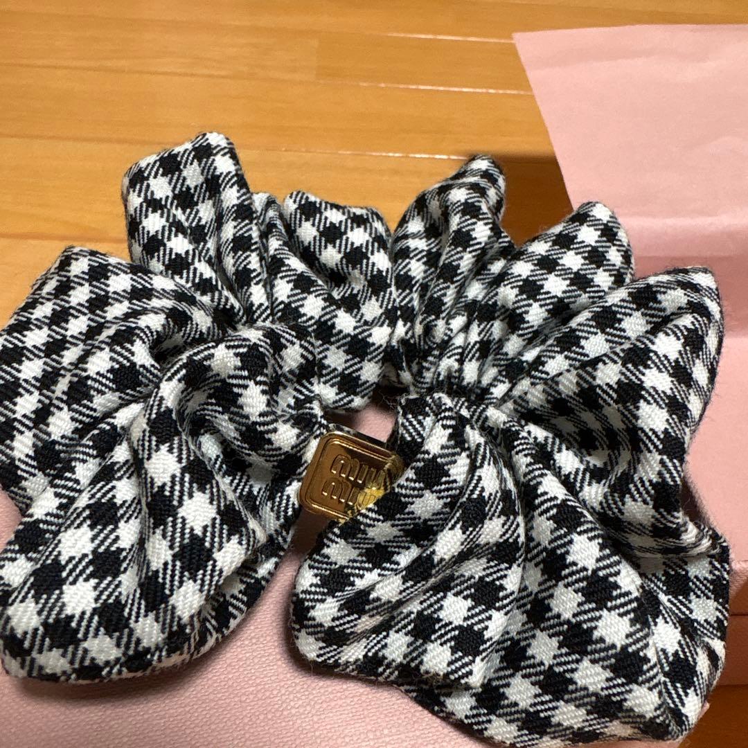 Miumiuギンガムチェック シュシュ ブラック ホワイト - メルカリ