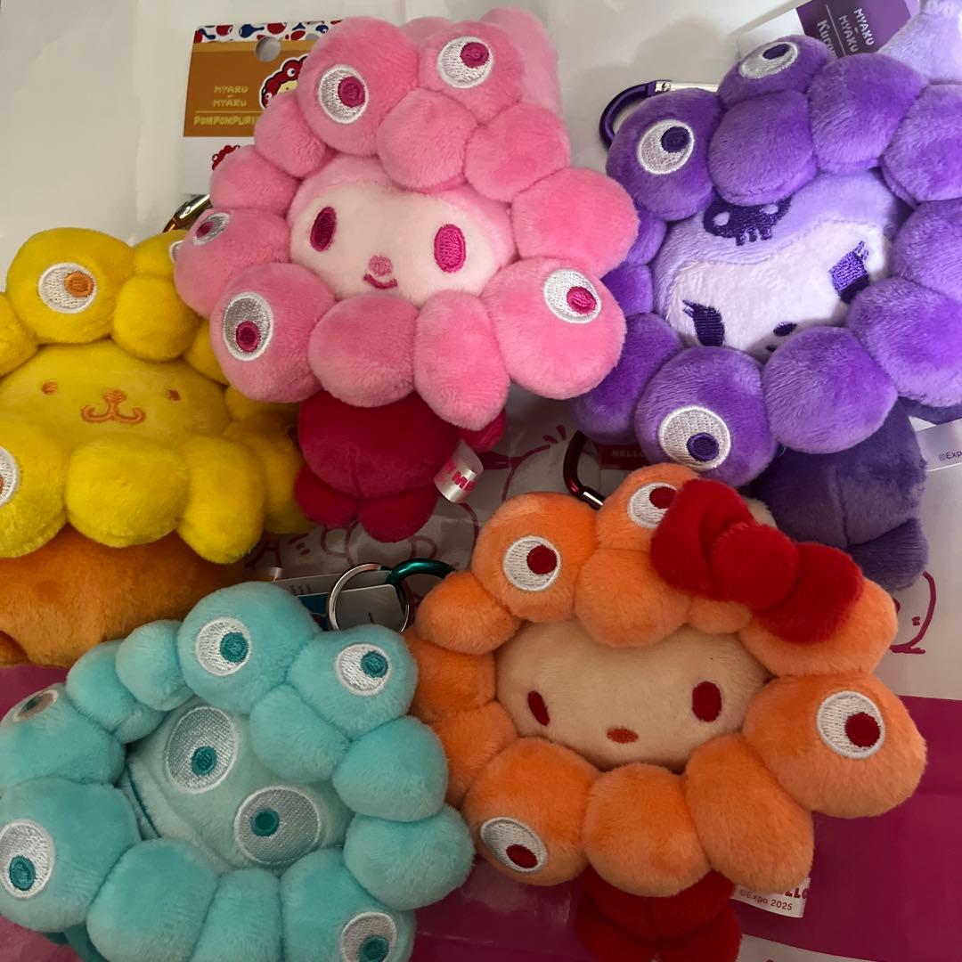 推しカラー サンリオ ミャクミャク なりきり カラビナ BC 5種 - メルカリ