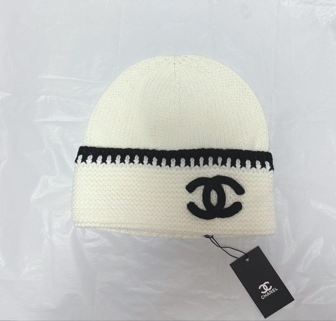 CHANEL ニット帽 新品タグ付きホワイト ラメ入りロゴで冬の主役に♪】CHANEL ニットキャップ (CHANEL/ニット