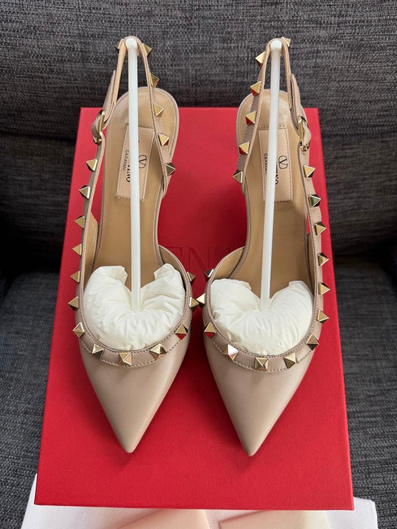 【新品未使用】　VALENTINO ロックスタッズ パンプス VALENTINO - VALENTINO ヴァレンティノ ロックスタッズパンプスの通販