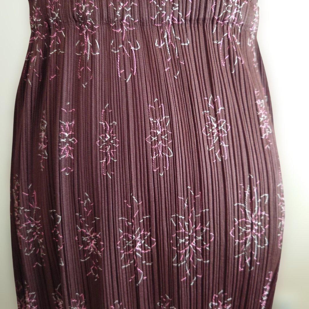 プリーツプリーズ　刺繍スカート