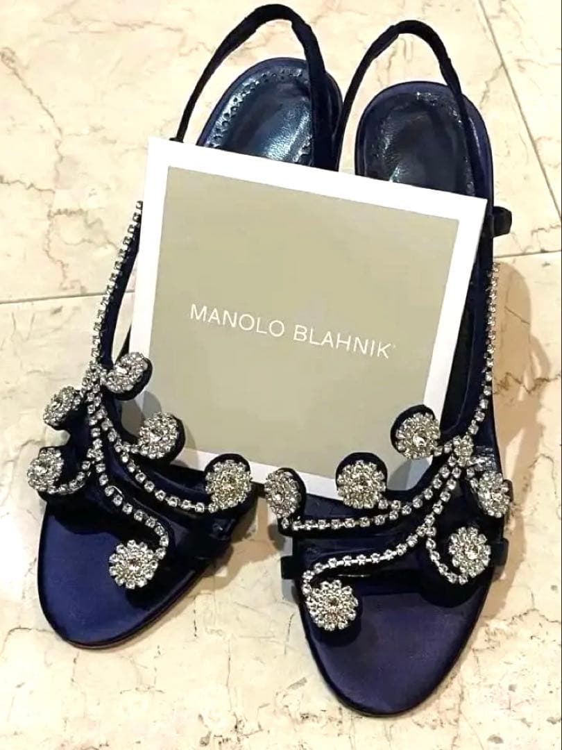 マノロブラニク　38 ネイビー　サテン　ビジュー