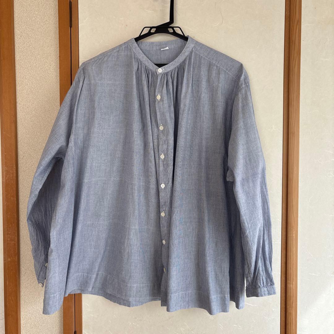 コットン混紡の青系長袖シャツ