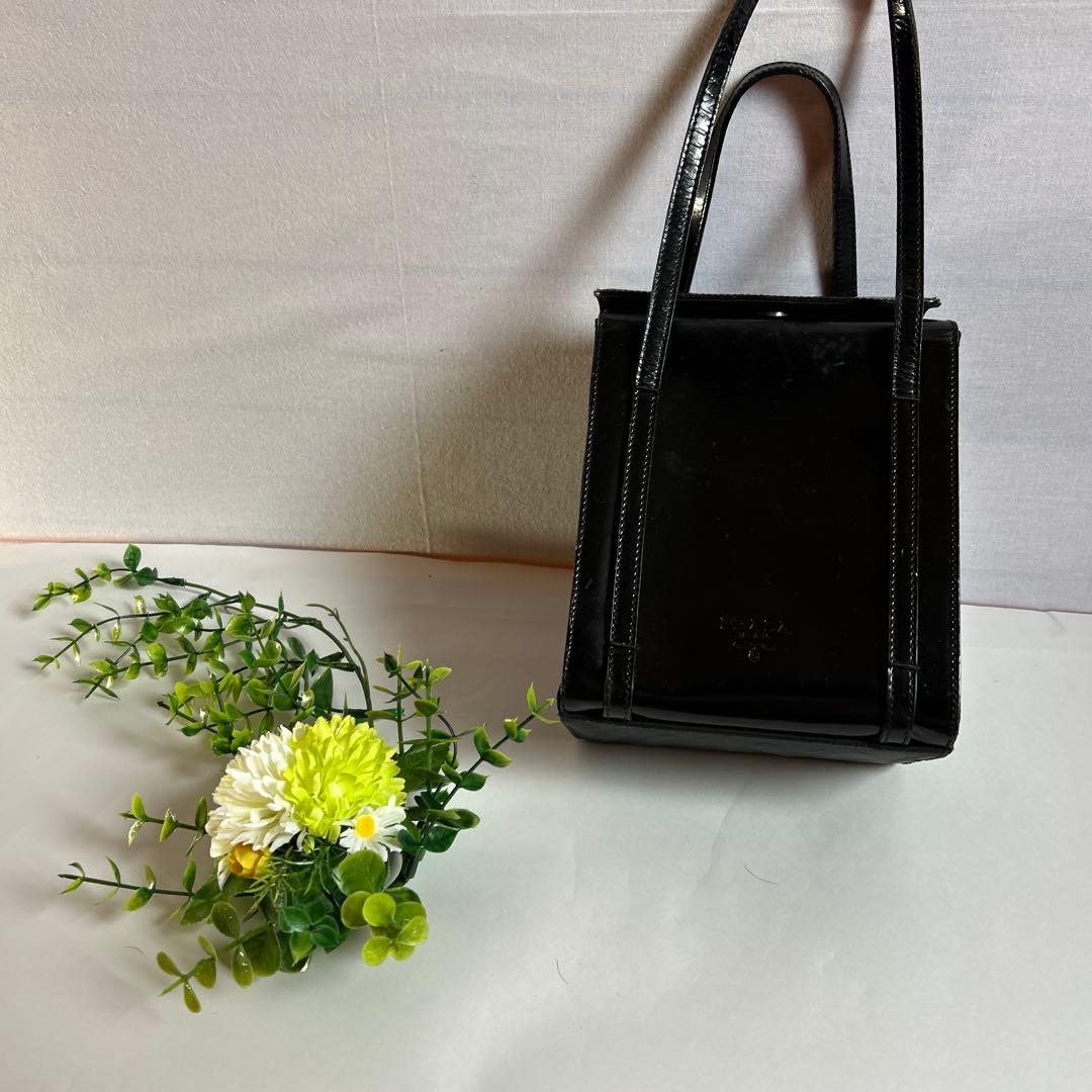 プラダのブラックパテントレザー（エナメル）製ボックス型ハンドバッグ
