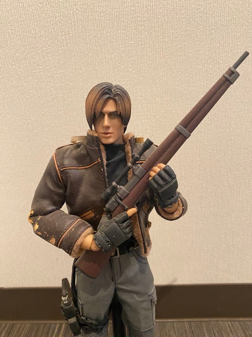 バイオハザード4 1/6スケールフィギュア レオン ホットトイズ - メルカリ