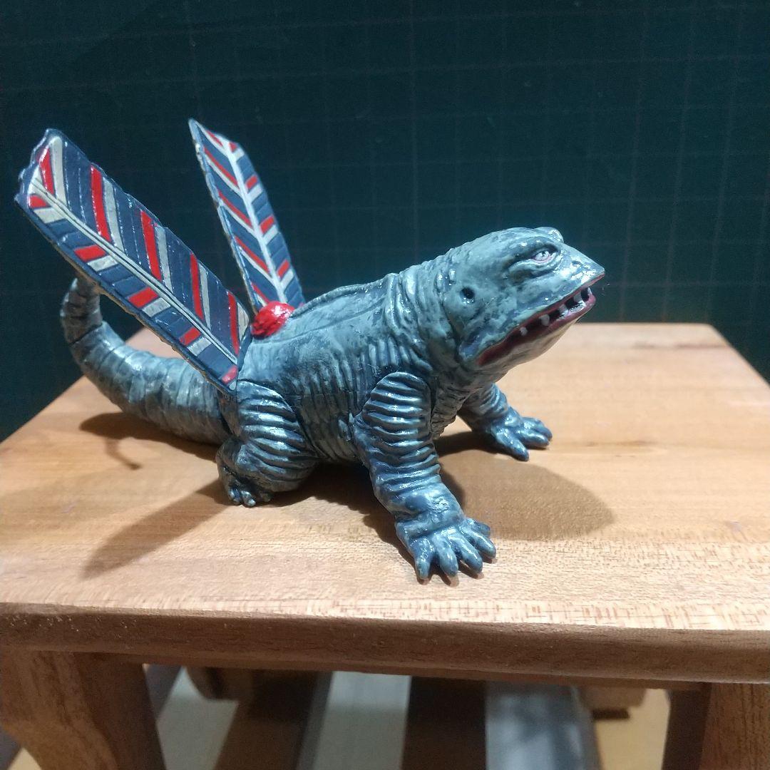 まとめ買いは2個目以降100円引き】フィギュア 毒ガス怪獣ケムラー