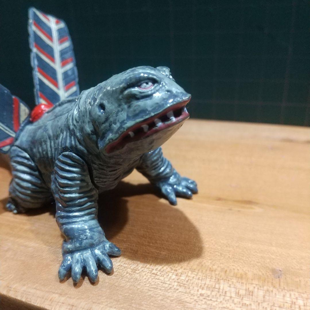 まとめ買いは2個目以降100円引き】フィギュア 毒ガス怪獣ケムラー