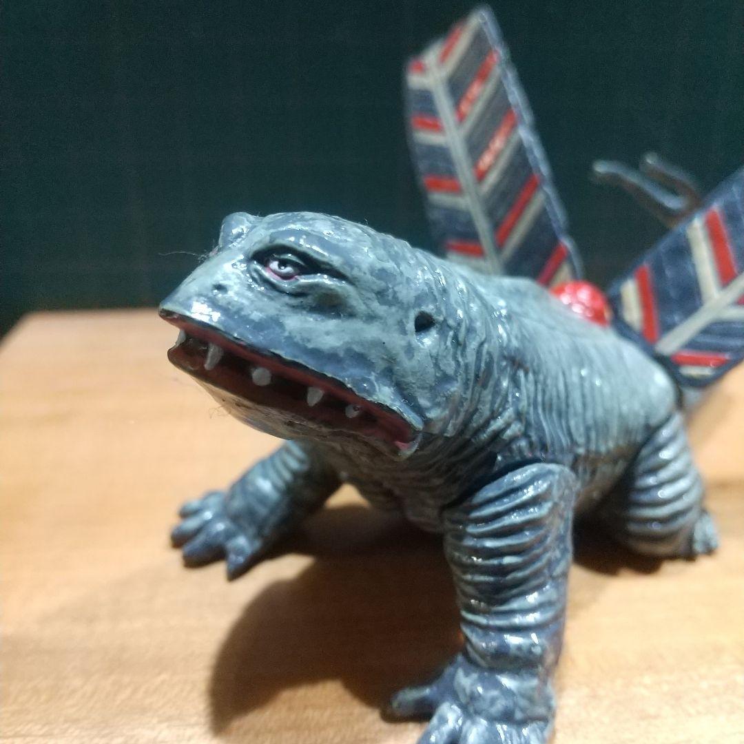 まとめ買いは2個目以降100円引き】フィギュア 毒ガス怪獣ケムラー